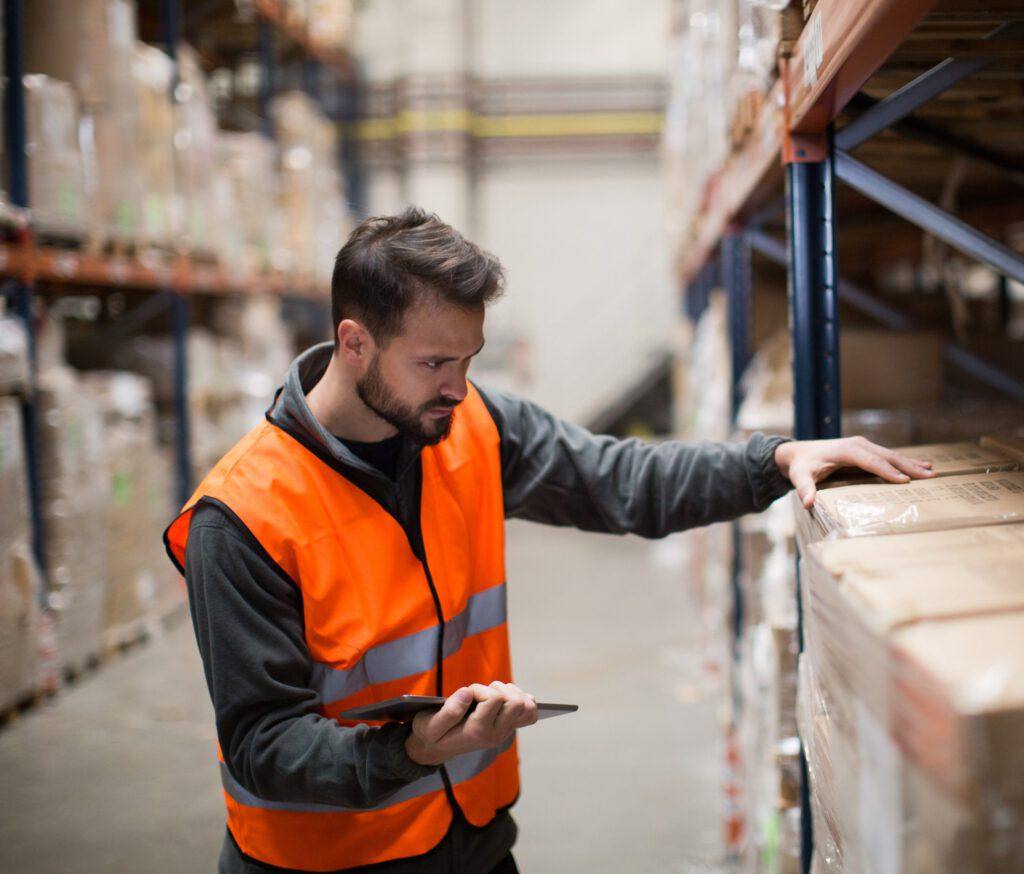 Lagerist checkt Lagerware bei Lagerlogistik